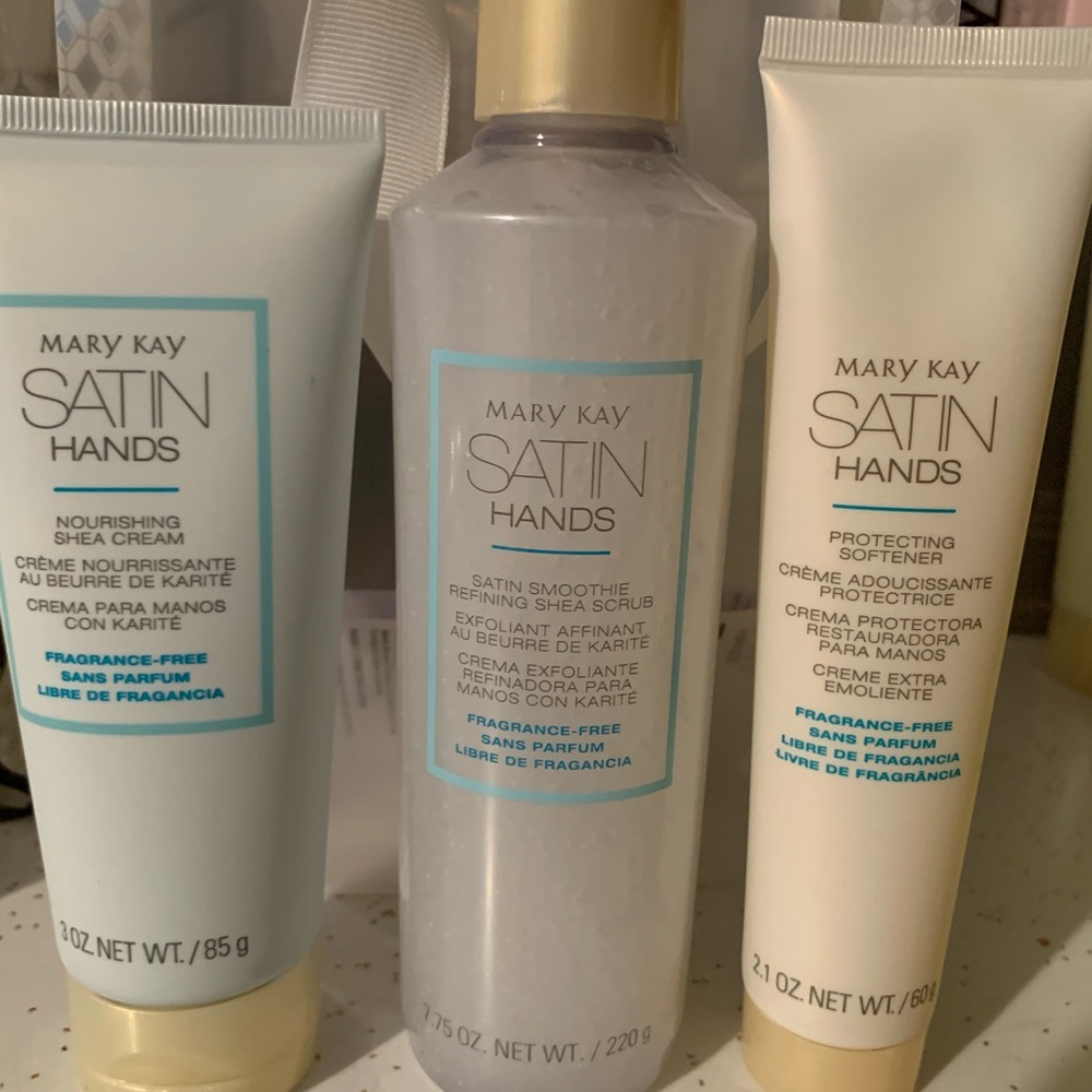 Mary Kay satin hands pampered gift set.